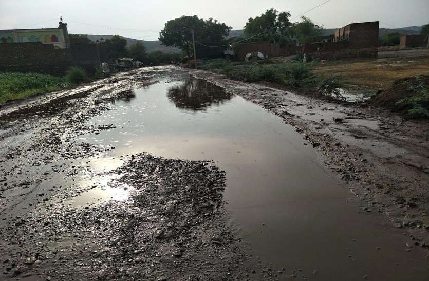 जहां से करोड़ों की कमाई, वहां 20 साल में भी सड़क तक नहीं बना सके अफसर जहां से करोड़ों की कमाई, वहां 20 साल में भी सड़क तक नहीं बना सके अफसर