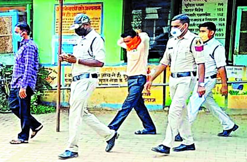 घर में घुसकर शादीशुदा महिला को अनैतिक संबंध बनाने के लिए धमकाने वाला कांग्रेस महामंत्री और ग्राम प्रमुख गिरफ्तार घर में घुसकर शादीशुदा महिला को अनैतिक संबंध बनाने के लिए धमकाने वाला कांग्रेस महामंत्री और ग्राम प्रमुख गिरफ्तार