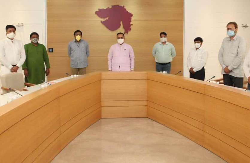 Gujarat: सीमाओं पर तैनात जवानों के लिए गुजरात के 18500 गांवों की महिलाओं ने 21 हजार से ज्यादा राखियां भेजी Gujarat: सीमाओं पर तैनात जवानों के लिए गुजरात के 18500 गांवों की महिलाओं ने 21 हजार से ज्यादा राखियां भेजी