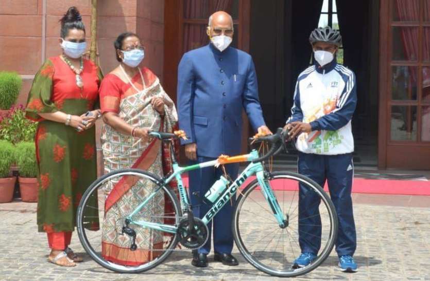riyaz.jpg राष्ट्रपति ने बावर्ची के बेटे को ईदी के रूप में दी रेसिंग साइकिल, अब अपने सपनों को साकार कर सकेगा रियाज