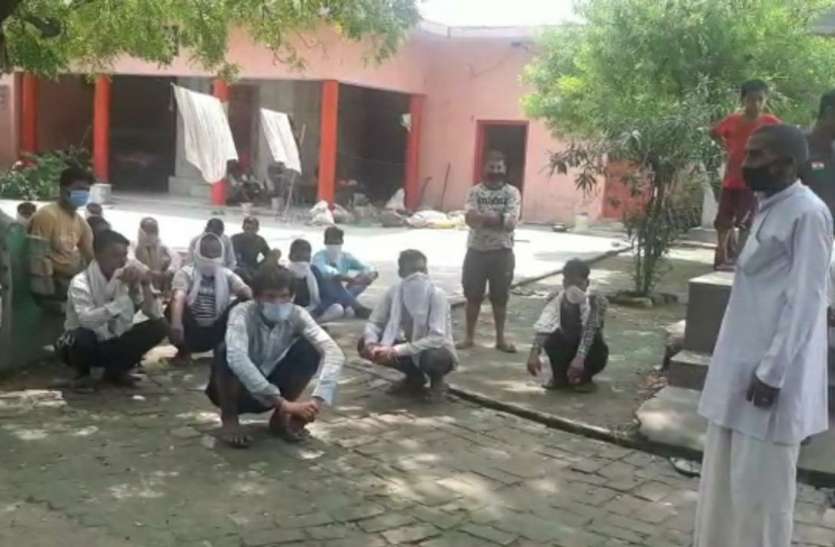 shamli मनरेगा में धांधली के खिलाफ गांव में चल रही थी पंचायत अचानक पहुंच गई पुलिस