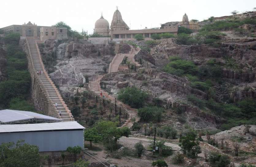 दादा दरबार सिद्धनाथ धाम में विराजे है सिद्धेश्वर महादेव दादा दरबार सिद्धनाथ धाम में विराजे है सिद्धेश्वर महादेव