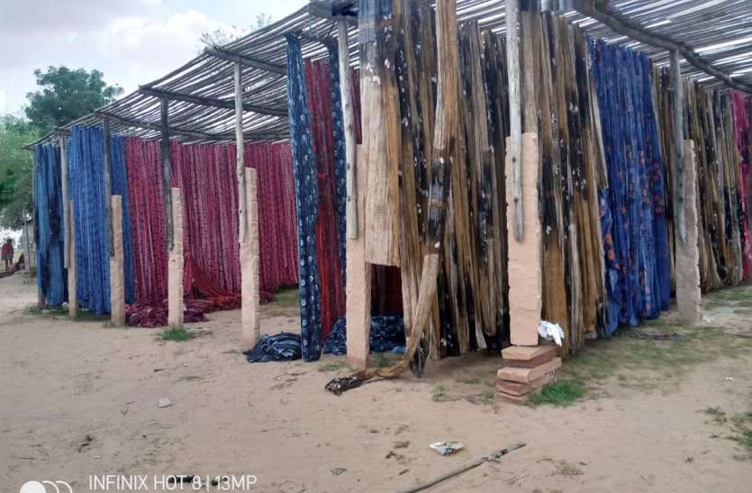 खेत में कपड़ा धुलाई की फैक्ट्री सीज, 110 थान जब्त खेत में कपड़ा धुलाई की फैक्ट्री सीज, 110 थान जब्त