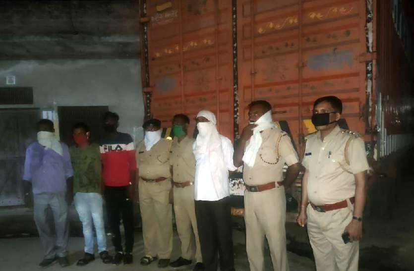 शराब से भरा ट्रक जब्त, करीब 40 लाख रुपए की भरी थी शराब शराब से भरा ट्रक जब्त, करीब 40 लाख रुपए की भरी थी शराब
