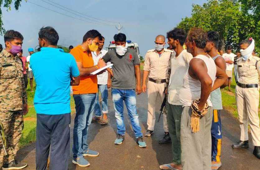 जिगना गांव में कट्टे व रायफल से फायरिंग Cattle grazing, two people injured including child, Jhansi referee, news in hindi, mp news, datia news मवेशी चराने चली गोलियां, बच्चा समेत दो लोग घायल, झांसी रेफर