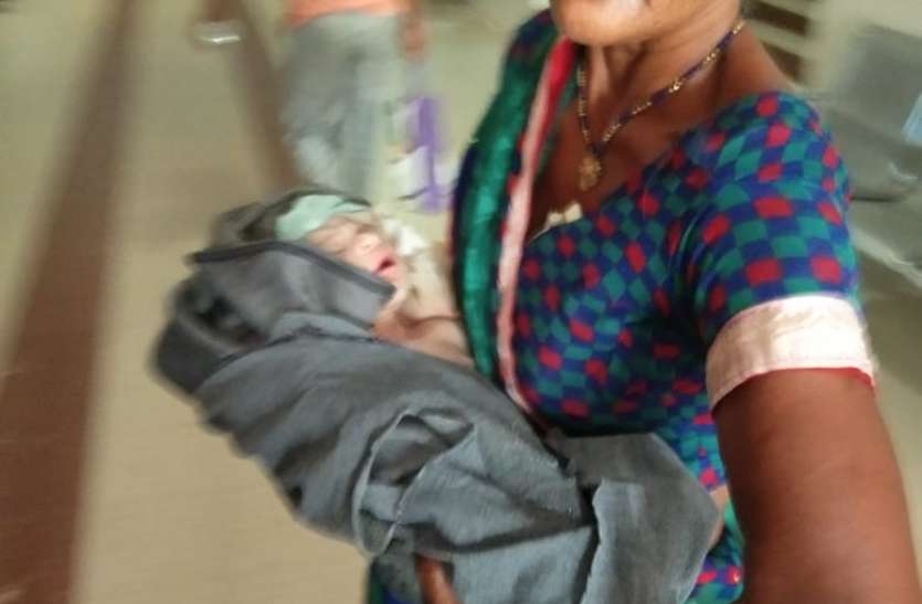 कमिश्नर की चेतावनी बेअसर Doctors were missing from duty in the verandah of the delivery hospital, news in hindi, mp news,datia news डिलीवरी अस्पताल के बरामदे में ड्यूटी से गायब थीं डॉक्टर