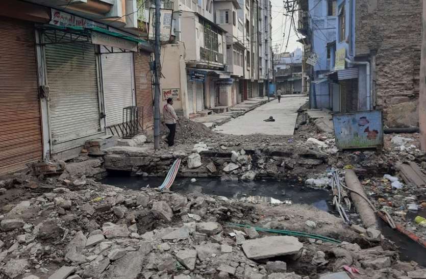 खुदे पड़े नाले से टिपटा मार्ग पड़ा बंद खुदी पड़ीं सड़कें व अधूरे नाले बने परेशानी का सबब