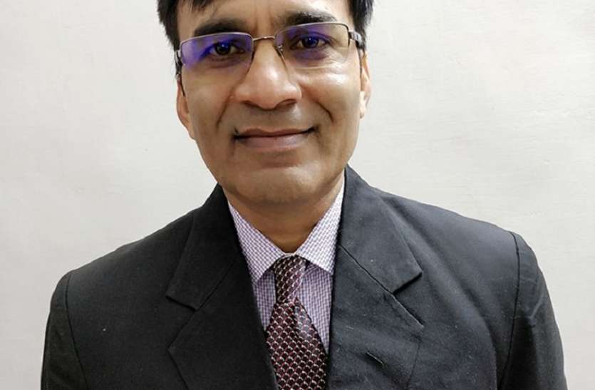 बेटियों को स्वावलंबी बना रहे आईआरएस मीणा बेटियों को स्वावलंबी बना रहे आईआरएस मीणा