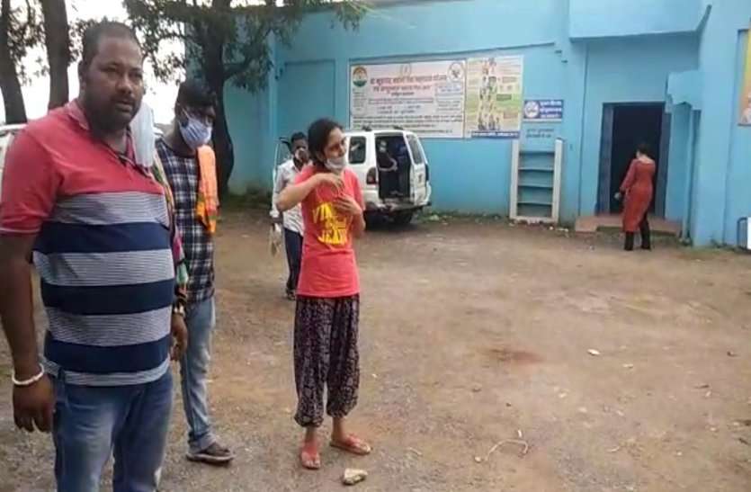 कोरोना काल में मौत बन गई आफत, भोपाल से शव लेकर जांजगीर जा रहे परिजनों को पुलिस ने कवर्धा जिले में रोका कोरोना काल में मौत बन गई आफत, भोपाल से शव लेकर जांजगीर जा रहे परिजनों को पुलिस ने कवर्धा जिले में रोका