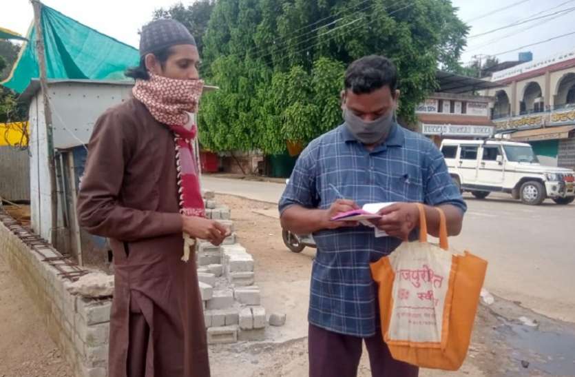 मास्क नहीं लगाने वालों से वसूला गया जुर्माना मास्क नहीं लगाने वालों से वसूला गया जुर्माना