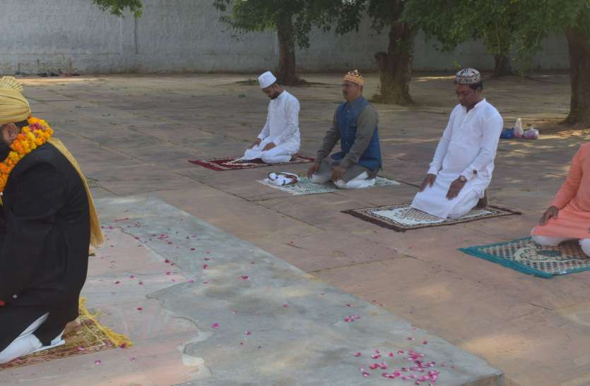 5 people offered prayers in Idgah, prayed for peace ईदगाह में 5 लोगों ने अदा की नमाज, मांगी अमन-चैन की दुआ