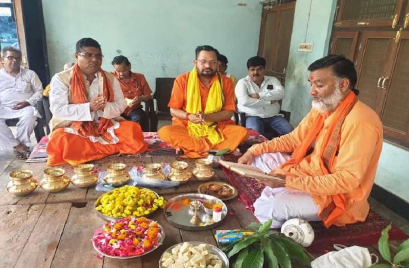 भाजपा नेता व पूर्व सांसद ने पौराणिक स्थलों से जल और मिट्टी लेकर भेजा अयोध्या भाजपा नेता व पूर्व सांसद ने पौराणिक स्थलों से जल और मिट्टी लेकर भेजा अयोध्या