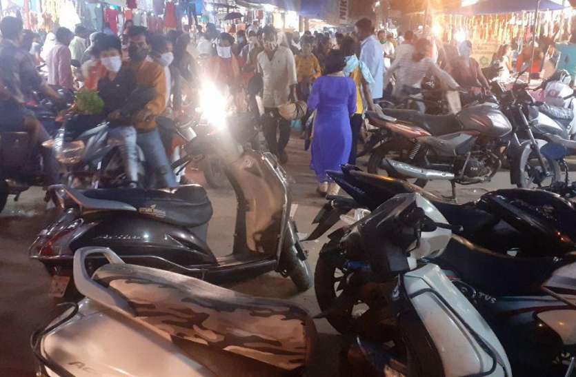 Traffic failure in city यातायात व्यवस्था फेल, सड़कों पर पार्किंग, लंबा जाम