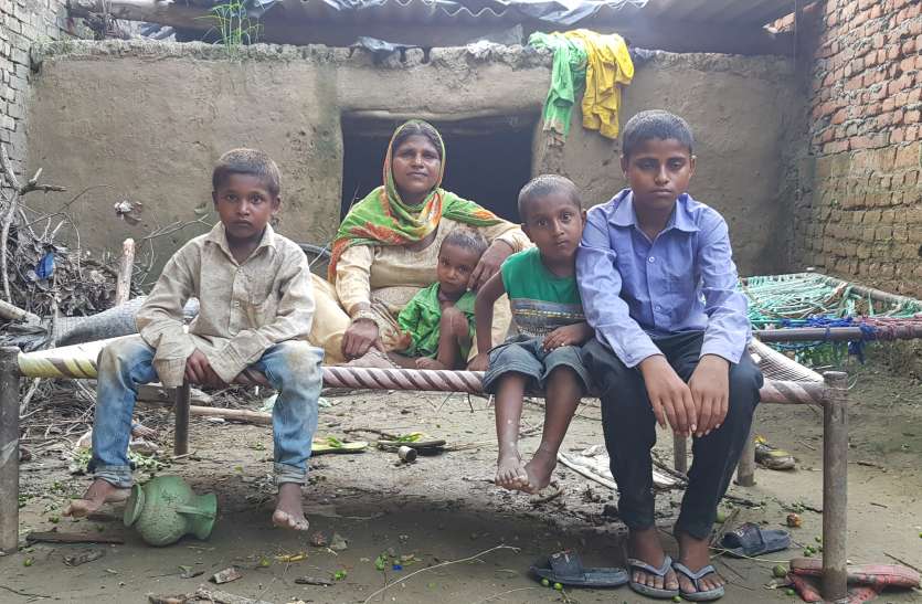 20200801_174527.jpg बेबसी: 20 वर्षों से सरकारों से घर मांगते-मांगते मर गया पति, अब महिला और बच्चे मदद की लगाए बैठे आस