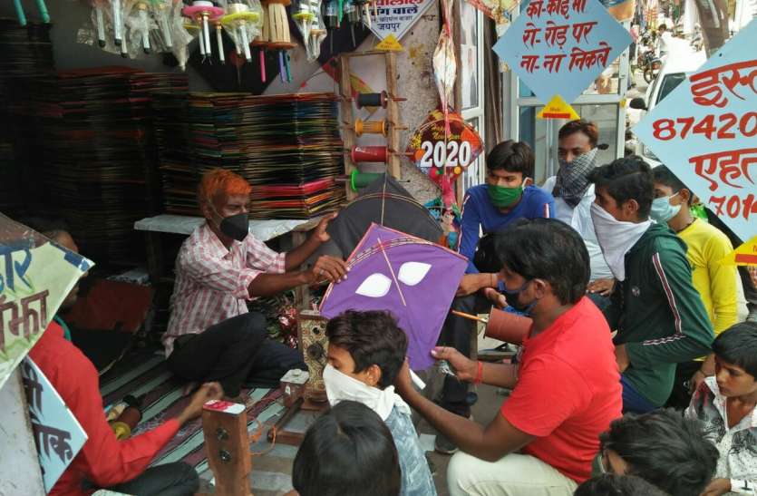 कोरोनाकाल में पतंगबाजी चढ़ी है परवान पर, कोरोना की मार से अछूता है यह धंधा कोरोनाकाल में पतंगबाजी चढ़ी है परवान पर, कोरोना की मार से अछूता है यह धंधा