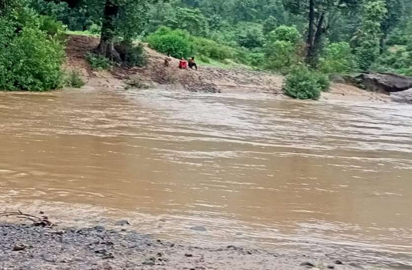 river बारिश में बंद हो जाता है आधा दर्जन गांवों का रास्ता