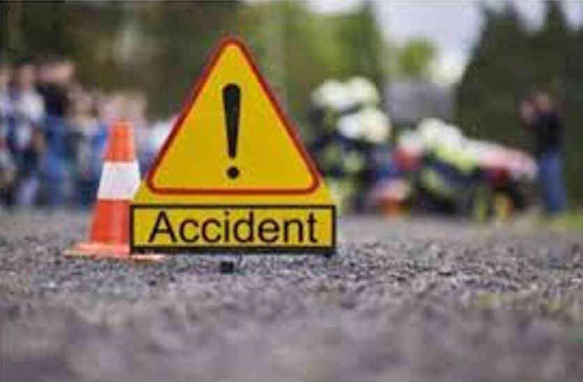 कार की चपेट में आकर 50 मीटर तक घिसटते रहे बाइक सवार, तीन लोगों की दर्दनाक मौत कार की चपेट में आकर 50 मीटर तक घिसटते रहे बाइक सवार, तीन लोगों की दर्दनाक मौत
