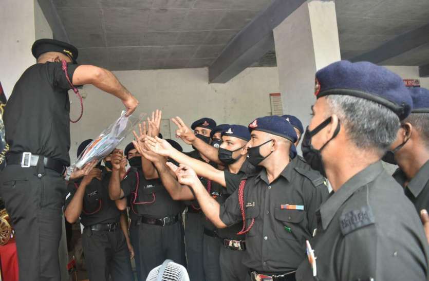 RAKHI: भाई की कलाई पर सजेगा बहना का प्यार RAKHI: भाई की कलाई पर सजेगा बहना का प्यार
