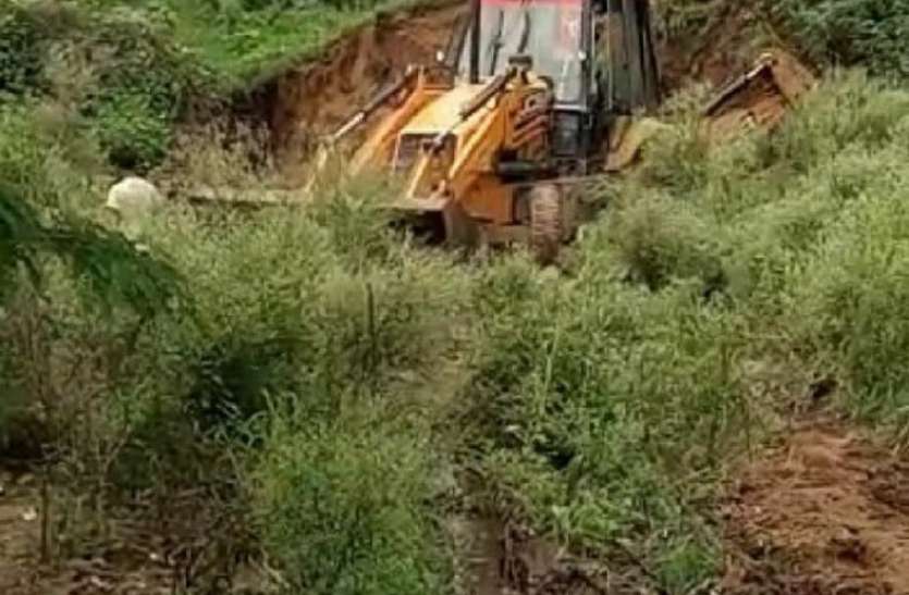 मशीन से की जा रही तालाब की खुदाई का ग्रामीणों ने रुकवाया काम मशीन से की जा रही तालाब की खुदाई का ग्रामीणों ने रुकवाया काम