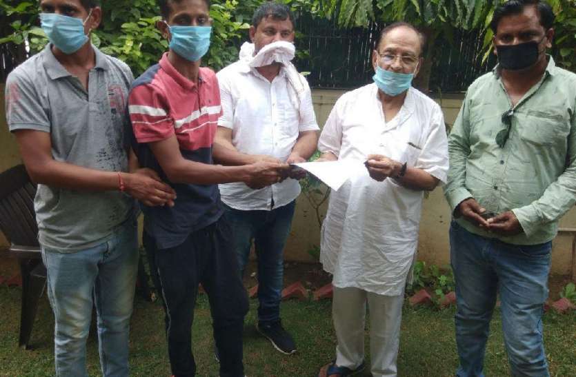मुझे तब तक मारते रहे जब तक मैं बेहोश नहीं हुआ सा’ब मुझे तब तक मारते रहे जब तक मैं बेहोश नहीं हुआ सा’ब