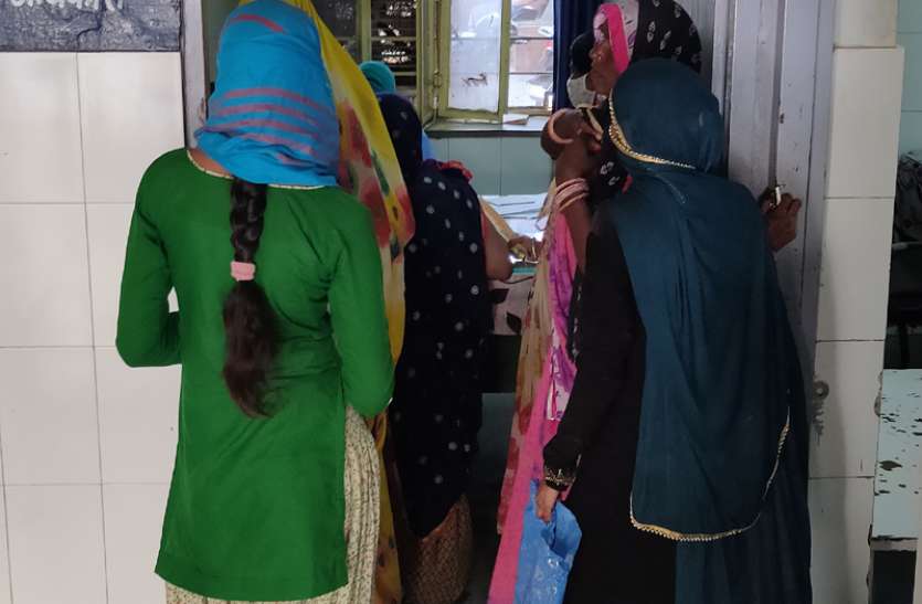 सैटेलाइट अस्पताल चाकसू: पांच कमरों में 13 चिकित्सक देख रहे मरीज सैटेलाइट अस्पताल चाकसू: पांच कमरों में 13 चिकित्सक देख रहे मरीज