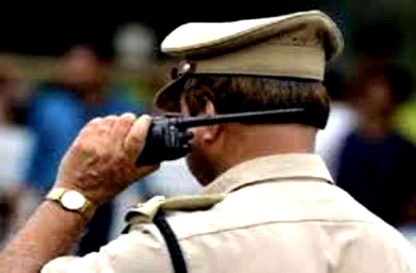 पिता ने पुलिस को फोन करके कहा, साहब मेरे बेटे ने एक युवक को चाकू मार दिया है, इसे गिरफ्तार करके ले जाओ पिता ने पुलिस को फोन करके कहा, साहब मेरे बेटे ने एक युवक को चाकू मार दिया है, इसे गिरफ्तार करके ले जाओ