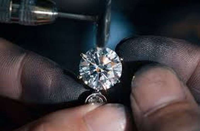 diamond glittering diamond glittering मौका मिलते ही उछलेगा हीरा, चमक बरकरार