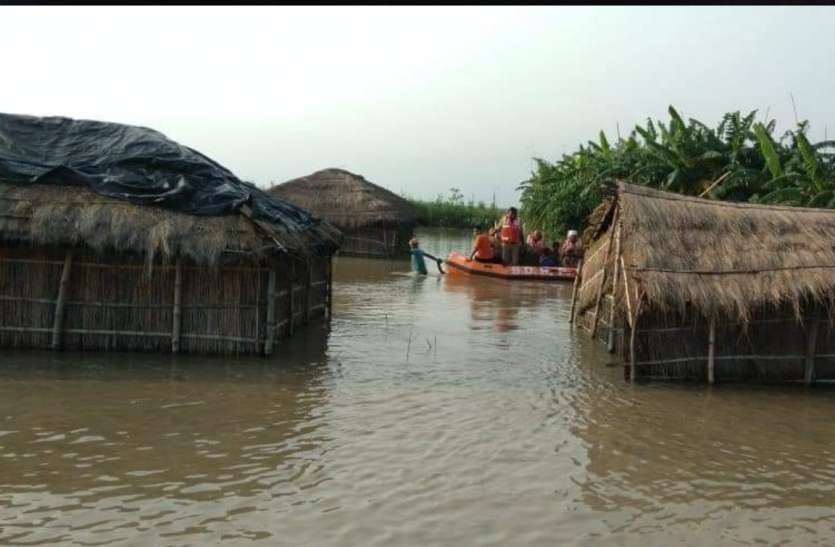 Flood उत्तर प्रदेश के 12 ज़िलों में बाढ़, राहत बचाव कार्य तेज सरकार ने कहा स्थिति नियंत्रण में