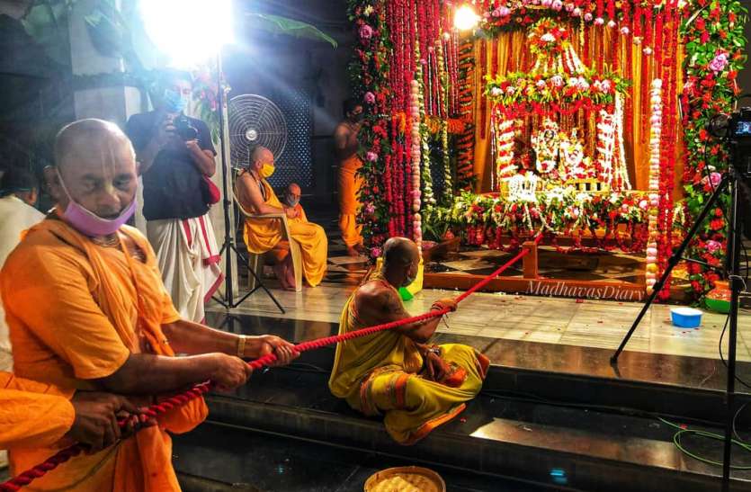 kolk एहतियाती उपायों को ध्यान में रखते हुए वार्षिक झूलन यात्रा उत्सव का हुआ आयोजन