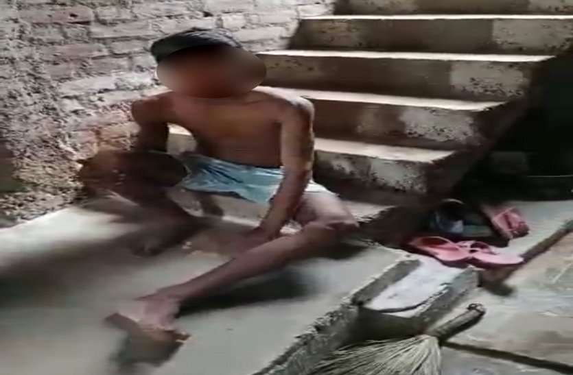 मां के चरित्र पर शक करने वाले पिता की नाबालिग बेटे ने कुल्हाड़ी से मारकर की हत्या, पुलिस को बताया आपबीती मां के चरित्र पर शक करने वाले पिता की नाबालिग बेटे ने कुल्हाड़ी से मारकर की हत्या, पुलिस को बताया आपबीती