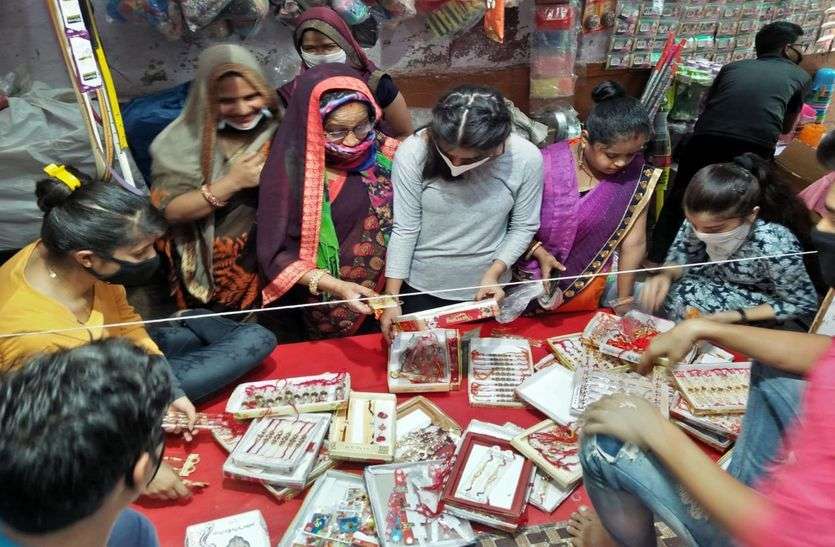 करौली में ग्राहकों की भीड़ से गुलजार हुए बाजार तो दुकानदारों के खिले चेहरे करौली में ग्राहकों की भीड़ से गुलजार हुए बाजार तो दुकानदारों के खिले चेहरे