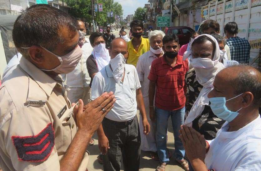 पुलिस ने हाथ जोडक़र दुकानें बंद रखने की व्यापारियों से की विनती पुलिस ने हाथ जोडक़र दुकानें बंद रखने की व्यापारियों से की विनती