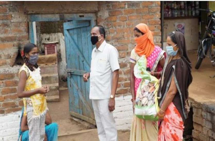 लॉकडाउन में भी छत्तीसगढ़ के स्कूली बच्चों को मिला मध्यान्ह भोजन का सूखा राशन लॉकडाउन में भी छत्तीसगढ़ के स्कूली बच्चों को मिला मध्यान्ह भोजन का सूखा राशन