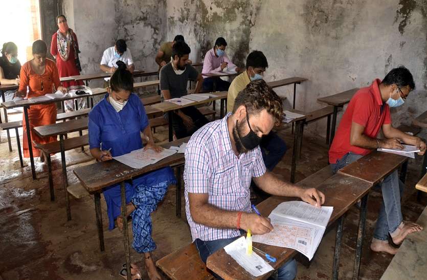 कोरोना के खौफ के बीच पुस्तकालय अध्यक्ष व पशु चिकित्सा अधिकारी पद के अभ्यर्थियों ने दी परीक्षा कोरोना के खौफ के बीच पुस्तकालय अध्यक्ष व पशु चिकित्सा अधिकारी पद के अभ्यर्थियों ने दी परीक्षा