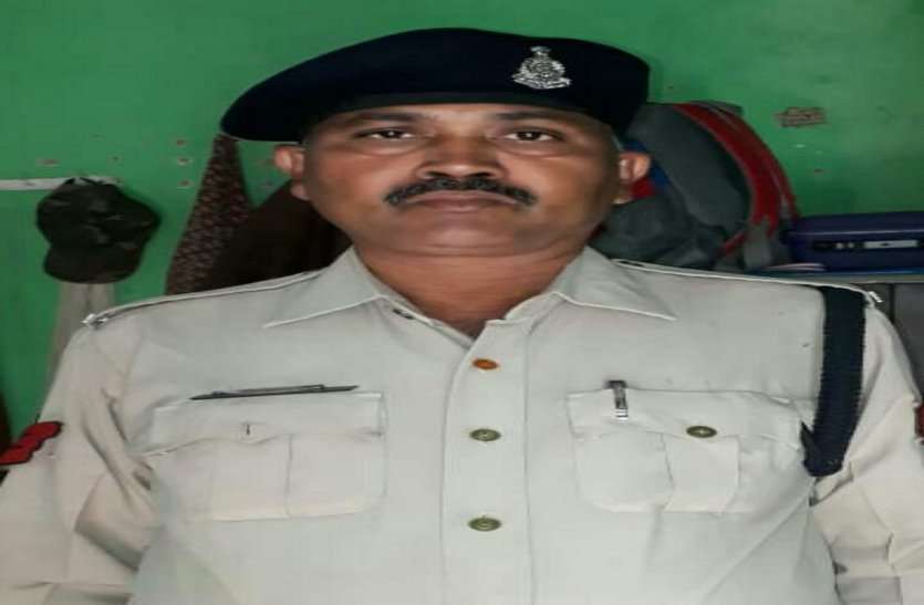 बड़ी खबर: कोरोना से राजनांदगांव के हेड कांस्टेबल की मौत, हाइवे पेट्रोलिंग ड्यूटी में थे तैनात बड़ी खबर: कोरोना से राजनांदगांव के हेड कांस्टेबल की मौत, हाइवे पेट्रोलिंग ड्यूटी में थे तैनात
