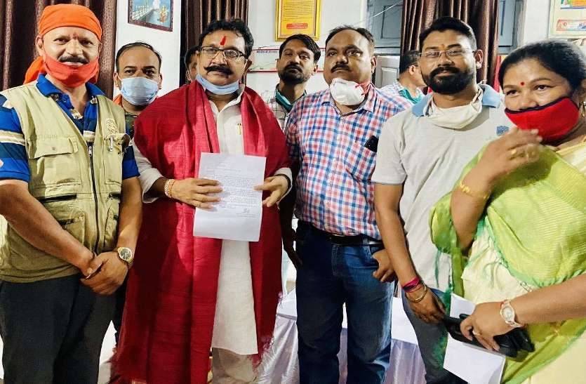 Forest Minister Kunwar Vijay Shah at an event before reaching Katni कोरोना के बढ़ते संक्रमण के बीच बिरुहली रिसोर्ट पहुंचे वन मंत्री