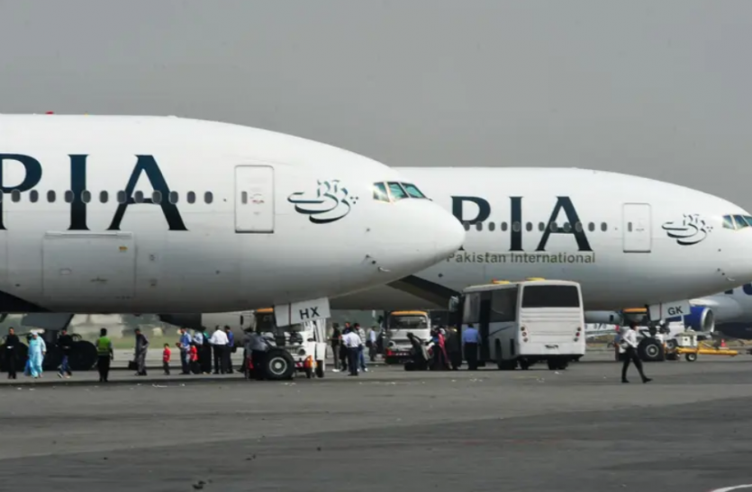 pakistan airlines PIA के कॉकपिट में स्मोकिंग की शिकायत, क्रू मेंबर को ब्रेथ एनालाइजर टेस्ट से गुजरना पड़ेगा