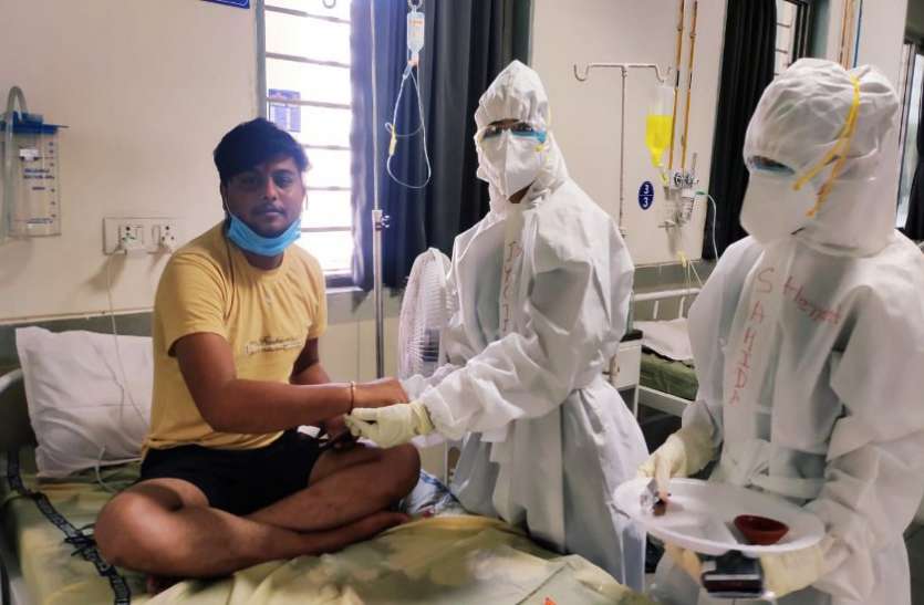 Ahmedabad: कोविड अस्पताल में उपचाराधीन मरीज को विदेश में बैठी बहन ने बांधी राखी Ahmedabad: कोविड अस्पताल में उपचाराधीन मरीज को विदेश में बैठी बहन ने बांधी राखी