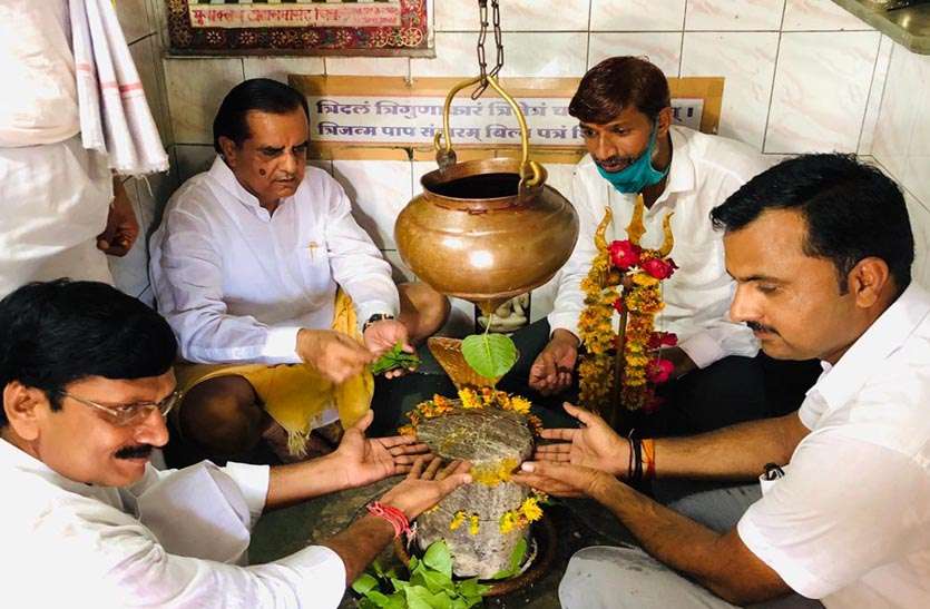 वैदिक मंत्रों से महादेव का किया रूद्राभिषेक वैदिक मंत्रों से महादेव का किया रूद्राभिषेक