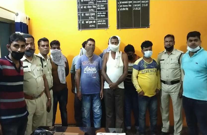 लॉकडाउन में भी धड़ल्ले से चल रहा था जुए का फड़, पुलिस ने छापा मारकर इन 7 जुआरियों को किया गिरफ्तार लॉकडाउन में भी धड़ल्ले से चल रहा था जुए का फड़, पुलिस ने छापा मारकर इन 7 जुआरियों को किया गिरफ्तार