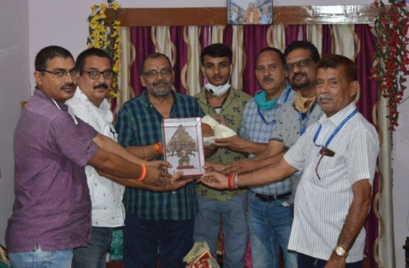 rewa Rewa : लंबे समय तक सेवा देने के बाद निगम के संपत्ति अधिकारी अरुण मिश्रा सेवानिवृत्त