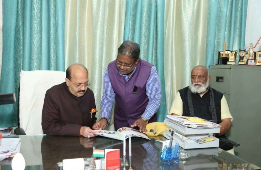 अमरसिंह की उदयपुर यात्रा की एक तस्वीर। अमर सिंह महाराणा प्रताप के स्थलों के विकास को लेकर चिंतित रहते थे