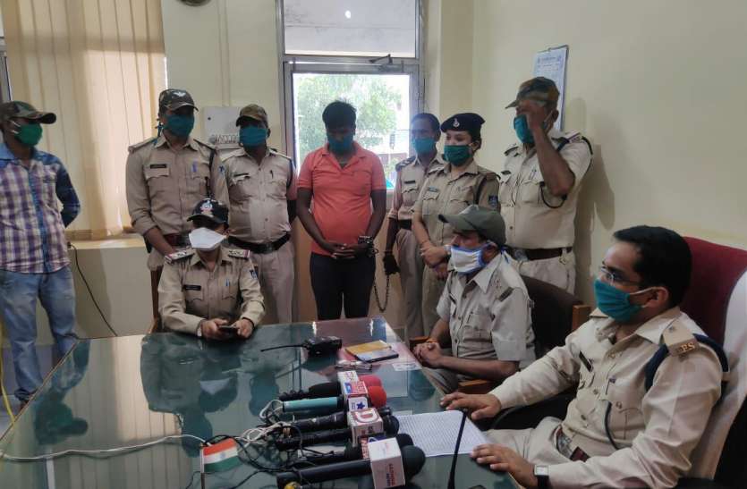 smack smuggler arrested.jpg सौ रुपए की रसीद कटाने के दौरान पकड़ा गया तस्कर, 4.5 लाख की स्मैक जब्त