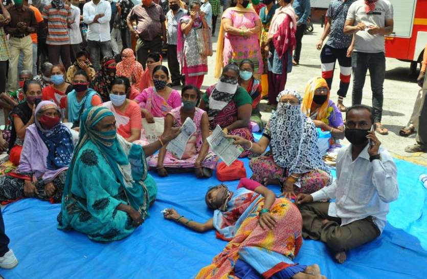धरने पर बैठी महिला की तबीयत बिगड़ी धरने पर बैठी महिला की तबीयत बिगड़ी