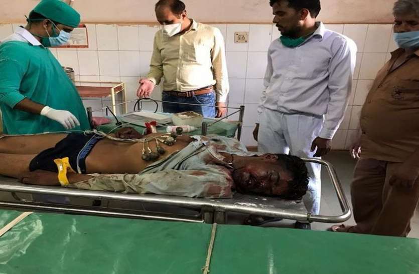 तेज रफ्तार डायल-100 से कूदा चोरी का आरोपी, अस्पताल में तोड़ा दम, मचा बवाल तेज रफ्तार डायल-100 से कूदा चोरी का आरोपी, अस्पताल में तोड़ा दम, मचा बवाल