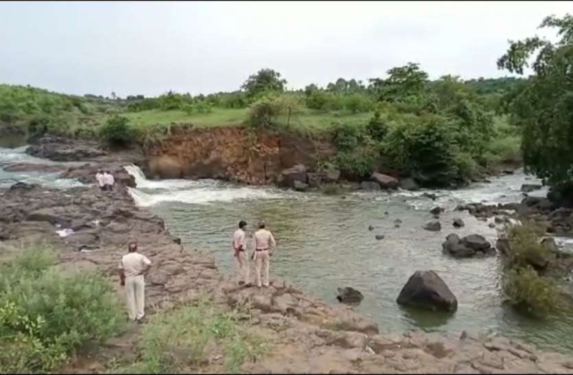 temar2.jpg टेमर फॉल में नहा रहे किशोर सहित दो डूबे, तलाश जारी