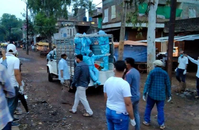 कोरोना संक्रमित पुत्र को रखा था घर में, पिता की हो गई मौत, बिना सैंपल लिए करा दिया अंतिम संस्कार कोरोना संक्रमित पुत्र को रखा था घर में, पिता की हो गई मौत, बिना सैंपल लिए करा दिया अंतिम संस्कार
