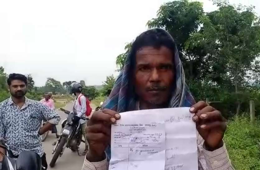 रेफर का कागज दिखाते रहे परिजन लेकिन पुलिस ने नहीं जाने दिया अस्पताल, जिंदगी-मौत से जूझ रही महिला ने तोड़ा दम शर्मनाक: रेफर का कागज दिखाते रहे परिजन लेकिन पुलिस ने नहीं जाने दिया अस्पताल, जिंदगी-मौत से जूझ रही महिला ने तोड़ा दम