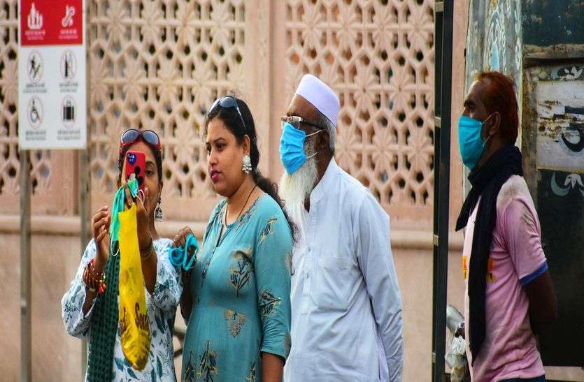 कोरोना के बढ़ते मामले... फिर भी लोगों की नहीं थम रही लापरवाही कोरोना के बढ़ते मामले... फिर भी लोगों की नहीं थम रही लापरवाही