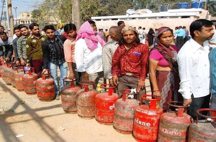 पेट्रोल-डीजल के बाद कोरोना संकट में अब घरेलू सिलेंडर के दाम में लगी आग, तीन महीने में हुई इतने रुपए की बढ़ोत्तरी पेट्रोल-डीजल के बाद कोरोना संकट में अब घरेलू सिलेंडर के दाम में लगी आग, तीन महीने में हुई इतने रुपए की बढ़ोत्तरी